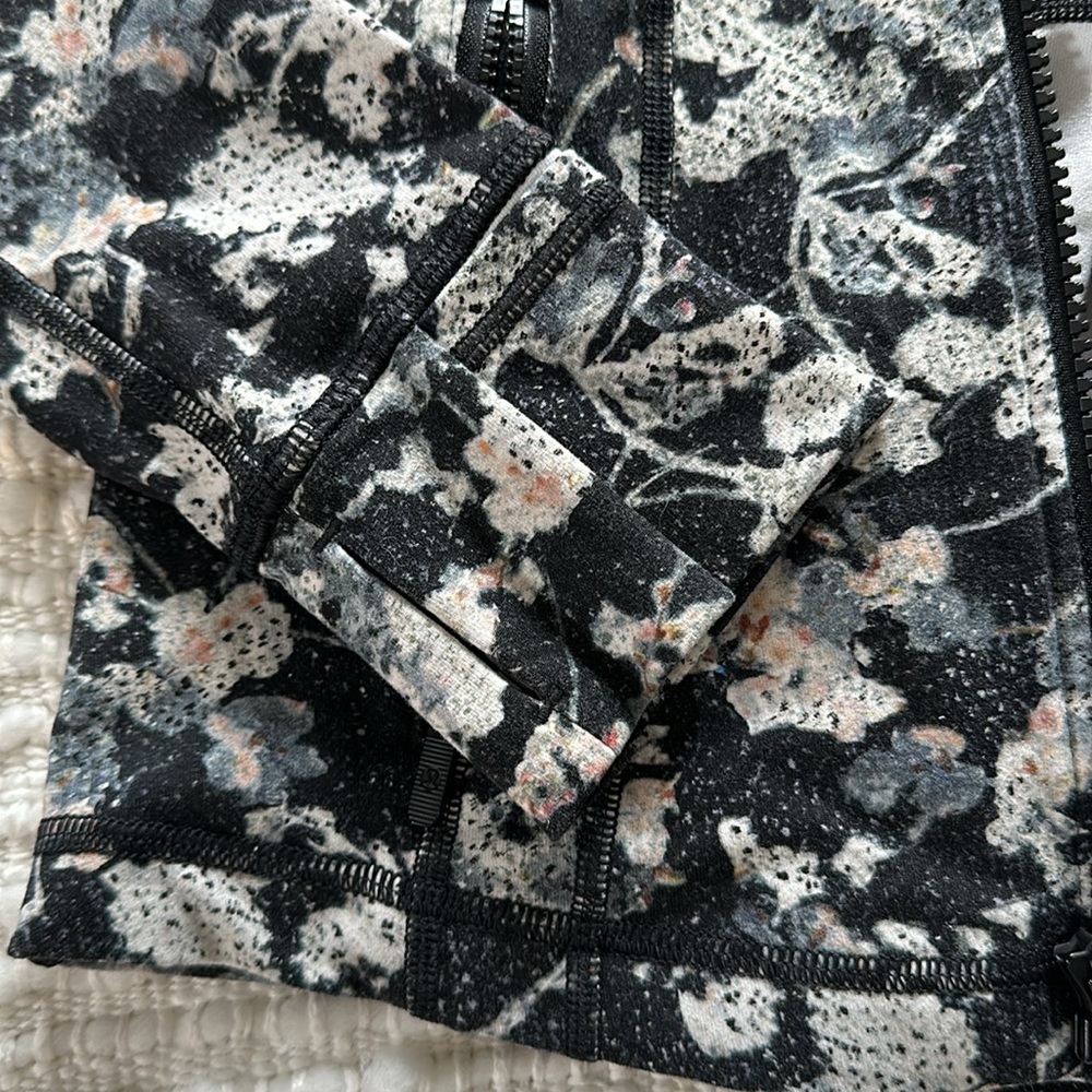 Lululemon jacket - Picture 3 of 7